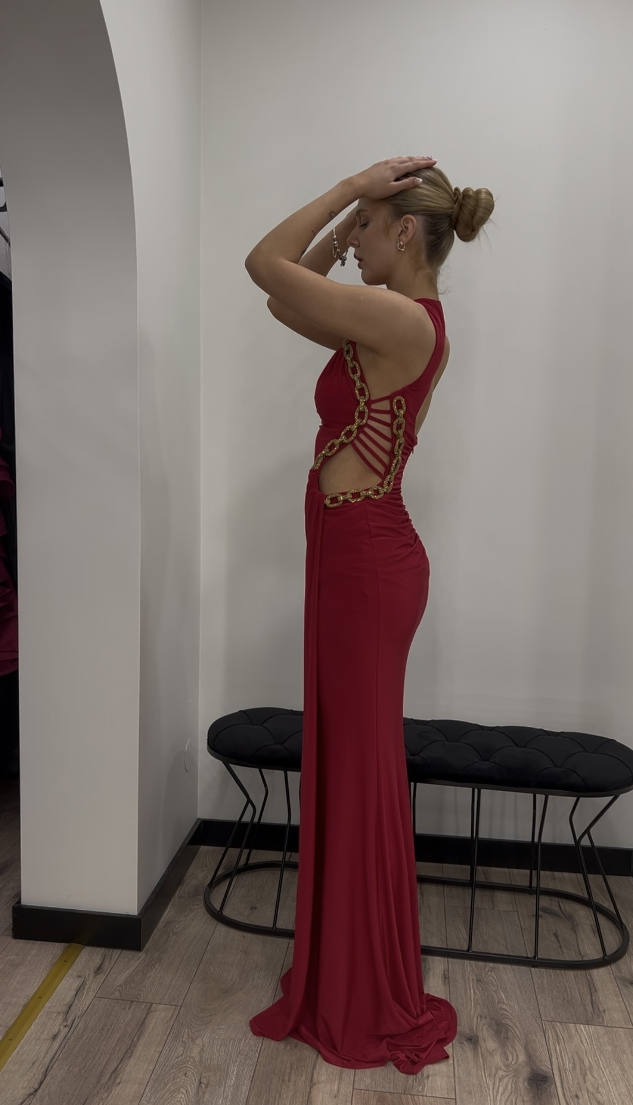 Chain Envy – asimetriška vakarinė suknelė su grandinės detalėmis - Image 4