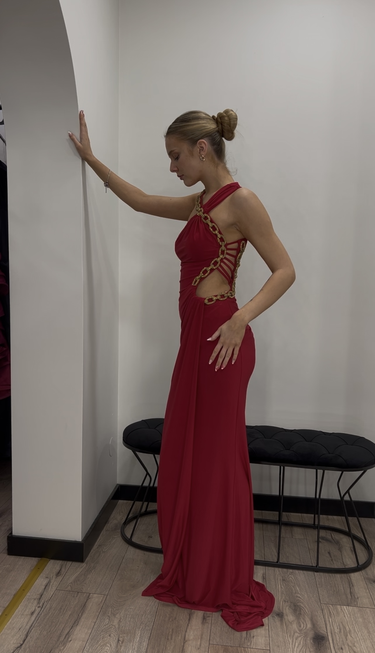 Chain Envy – asimetriška vakarinė suknelė su grandinės detalėmis - Image 3