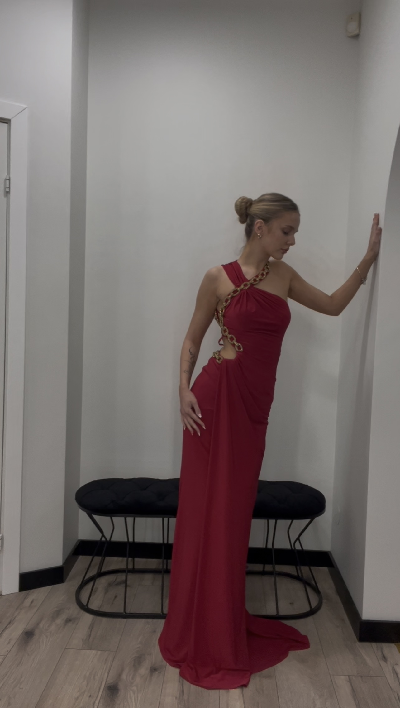 Chain Envy – asimetriška vakarinė suknelė su grandinės detalėmis