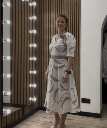 Grace Bloom klasikinė suknelė su gėlės akcentu
